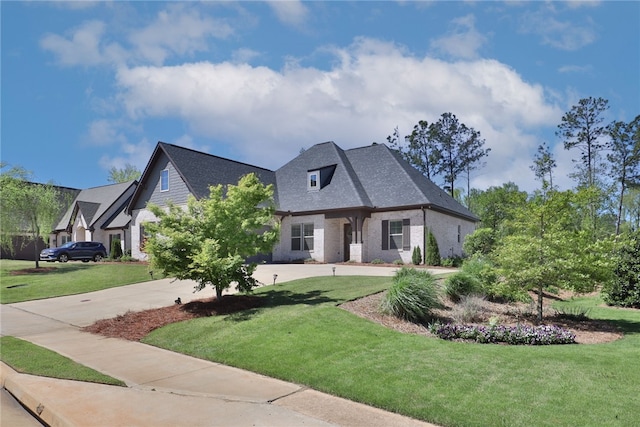 view of front of property featuring a front lawn