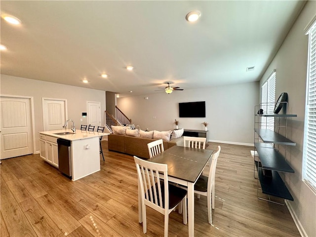 dining room featuring visible vents, ceiling fan, light wood-style floors, baseboards, and recessed lighting