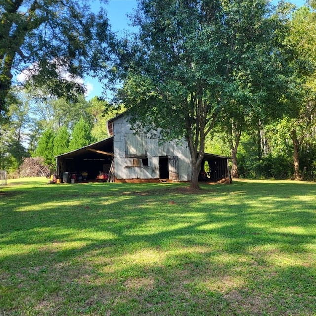 view of yard featuring an outbuilding