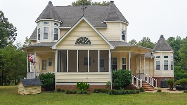 view of front of home with a front lawn