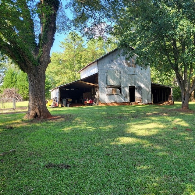 view of yard featuring an outbuilding