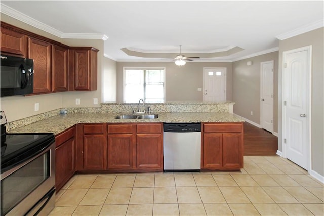 kitchen featuring crown molding, a peninsula, ceiling fan, a sink, and appliances with stainless steel finishes