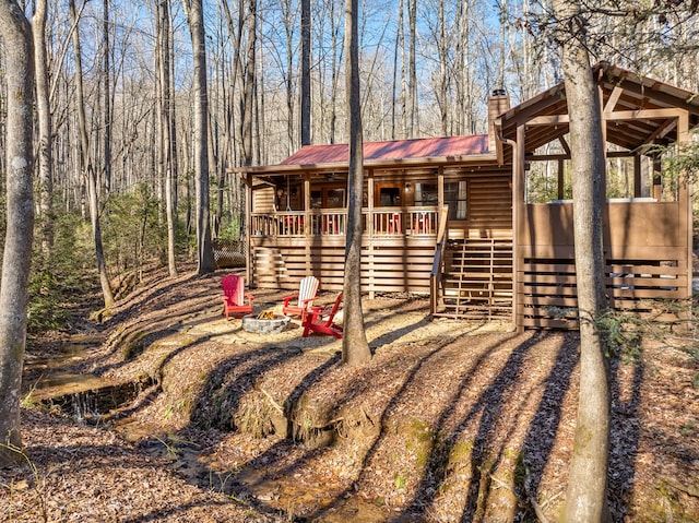 view of yard featuring a fire pit