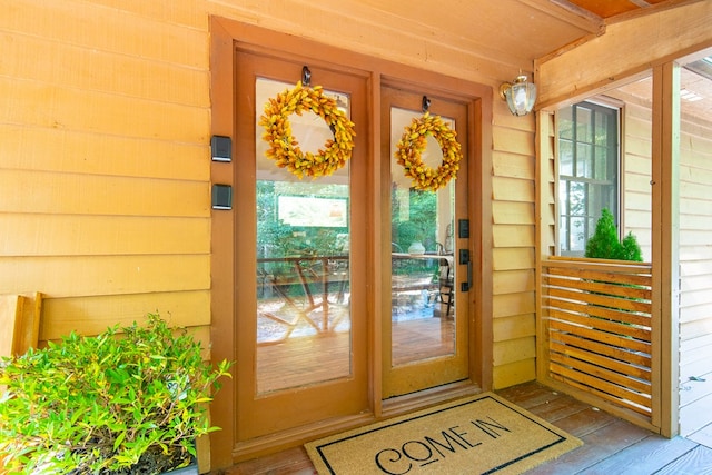 entrance to property featuring a porch