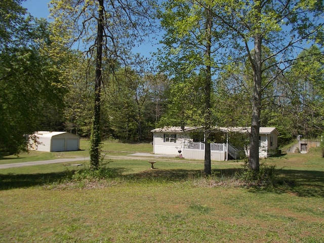 view of yard featuring an outdoor structure and a garage