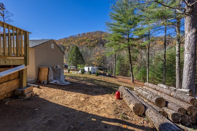 view of yard featuring a mountain view