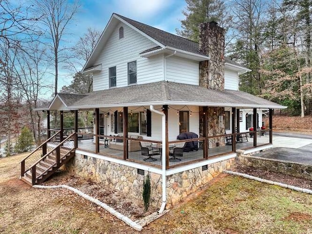 farmhouse-style home featuring covered porch