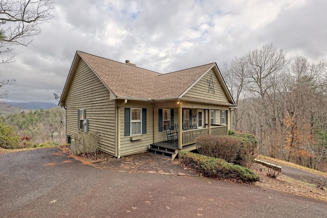 view of front facade with covered porch