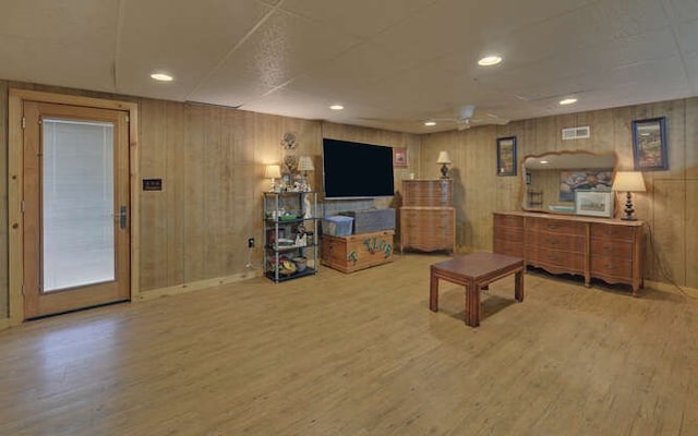 living area with visible vents, recessed lighting, baseboards, and wood finished floors