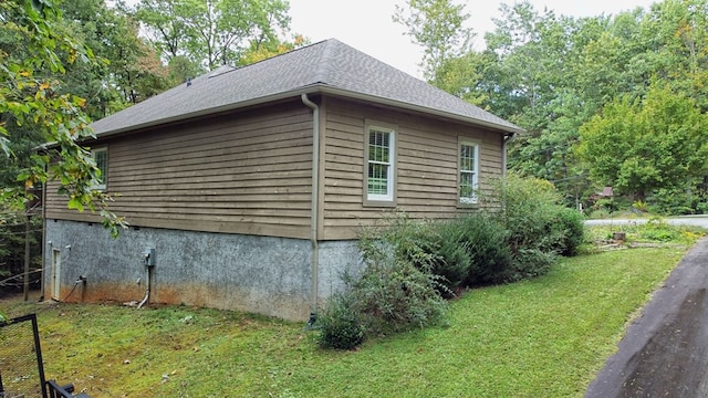 view of side of property featuring a yard