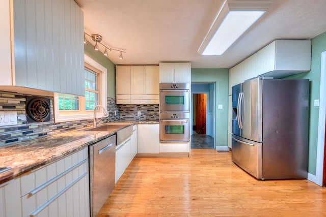 241 Boulevard St, Murphy, NC 28906 - kitchen featuring stainless steel appliances, a sink, light wood-type flooring, and tasteful backsplash