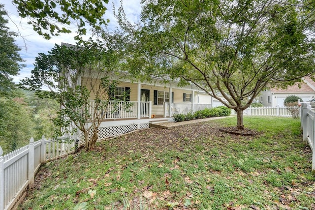 ranch-style house featuring a front yard