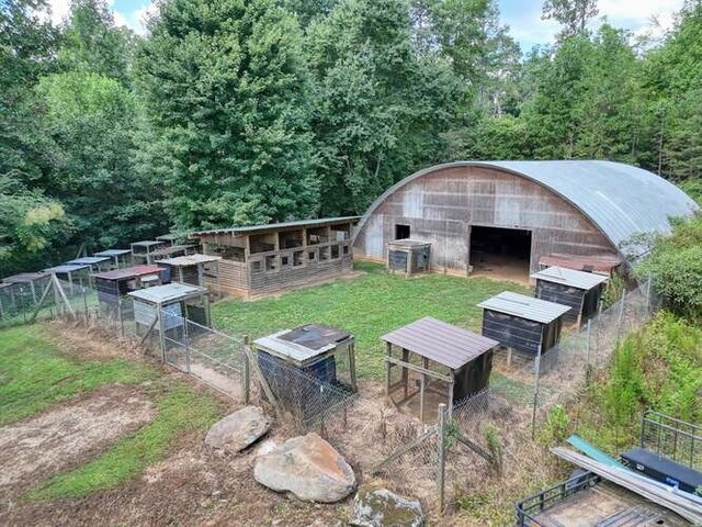 view of yard featuring an outdoor structure