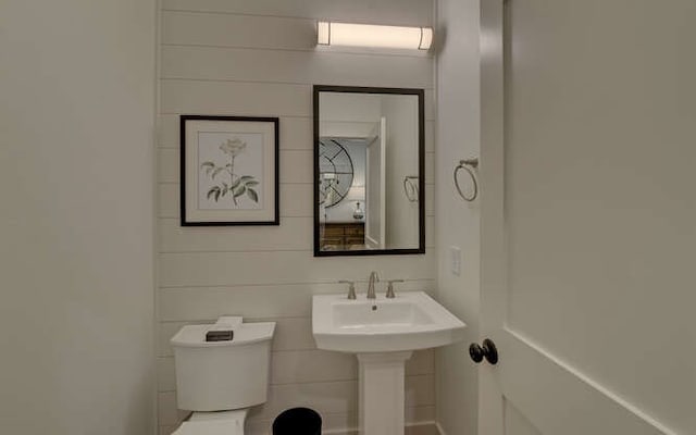 bathroom featuring toilet