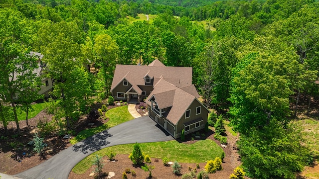 bird's eye view featuring a wooded view
