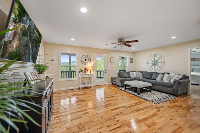 living area featuring ceiling fan, light wood finished floors, recessed lighting, and baseboards
