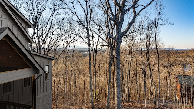 view of yard featuring a mountain view