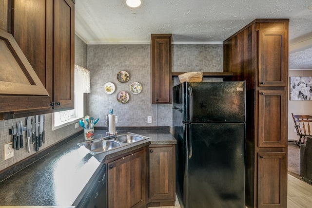 kitchen with sink, tasteful backsplash, crown molding, a textured ceiling, and black appliances