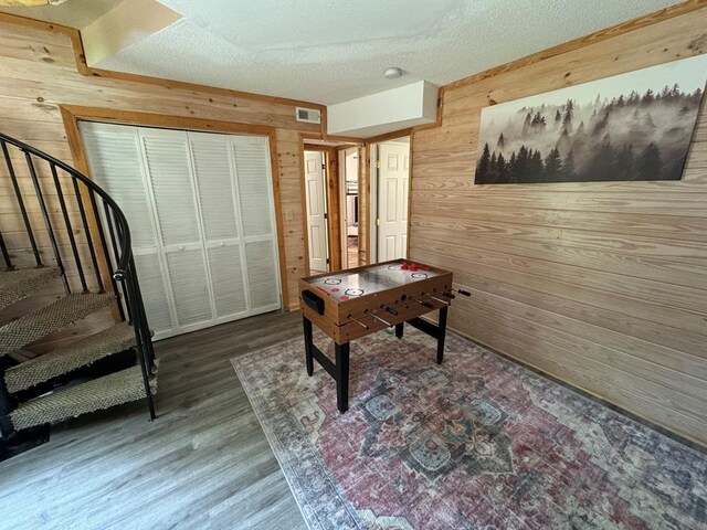 bedroom featuring dark wood-type flooring, a textured ceiling, and ceiling fan