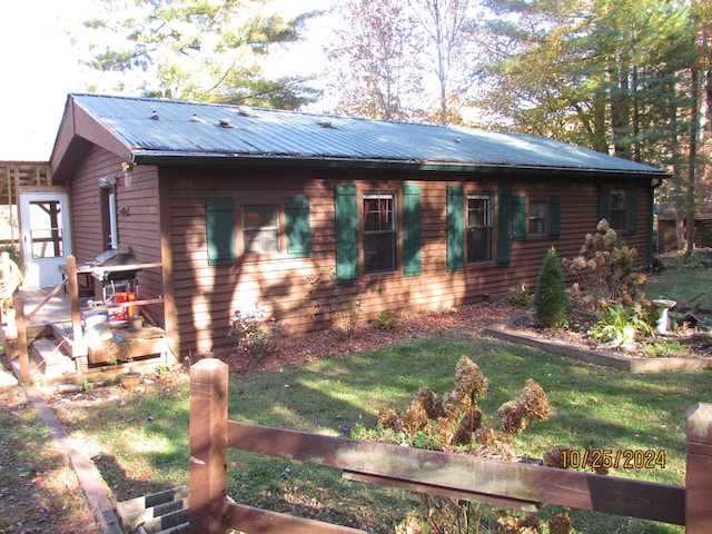 view of front of home featuring a front yard