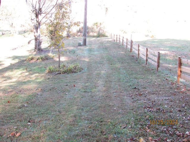 view of yard featuring a rural view