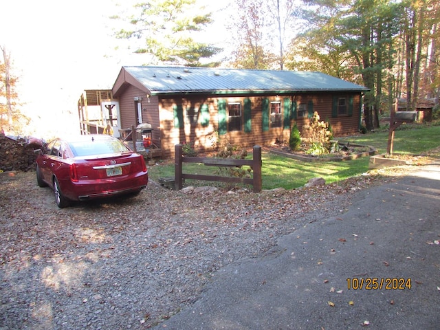 single story home featuring a front lawn