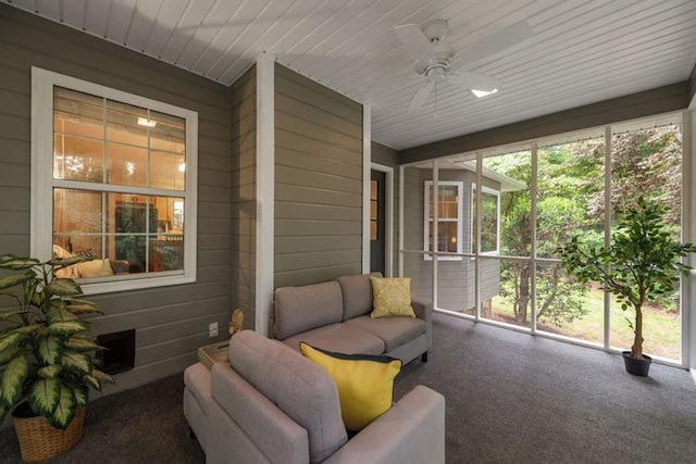 sunroom with ceiling fan