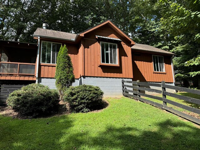 view of front of house with a front yard