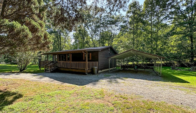 view of front facade featuring a front lawn