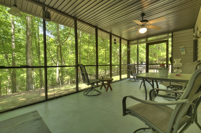 sunroom featuring ceiling fan