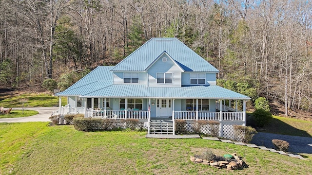 farmhouse-style home featuring a front lawn and a porch