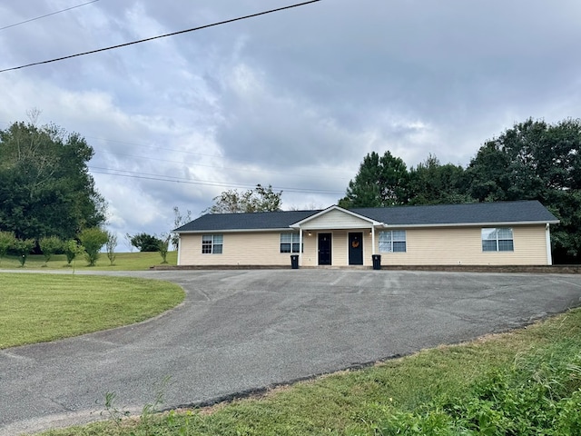 single story home featuring a front lawn and driveway