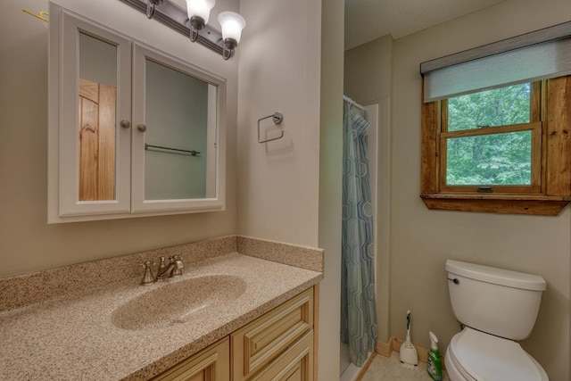 full bath featuring toilet, vanity, and a shower with shower curtain