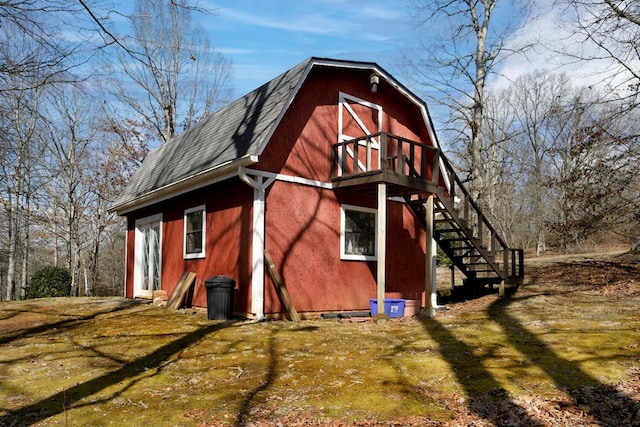 view of barn featuring a lawn