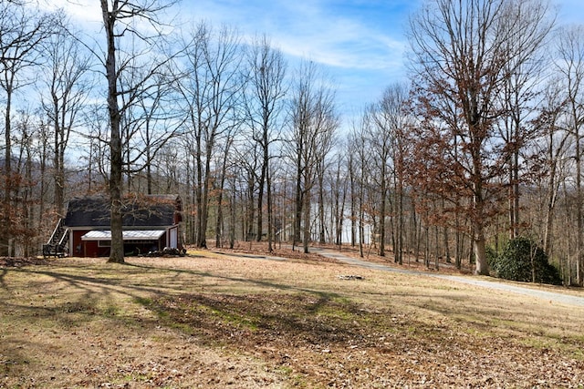 view of yard featuring an outbuilding and a barn