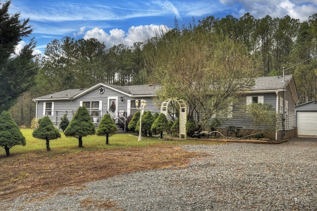 view of front facade with a front yard