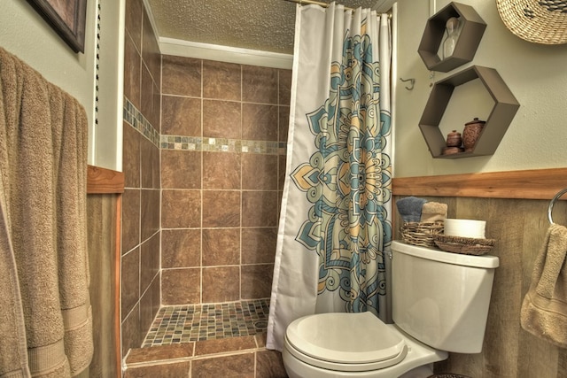 bathroom featuring a shower with shower curtain, a textured ceiling, and toilet