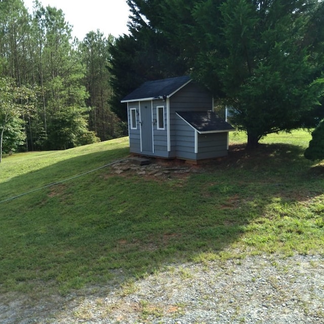 view of yard featuring a storage unit