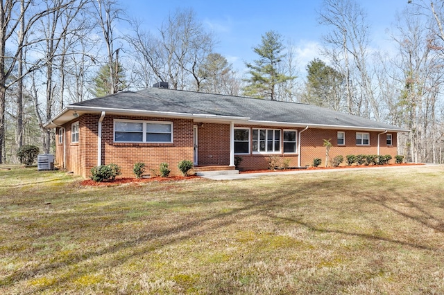 single story home with a front lawn