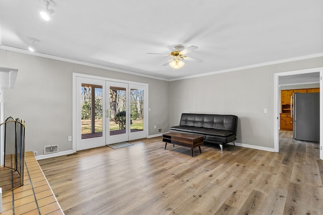 living area featuring light wood-type flooring, crown molding, and ceiling fan