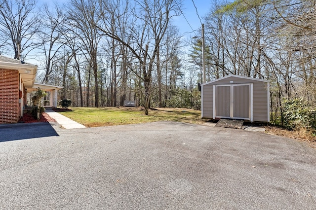 view of yard with a storage shed