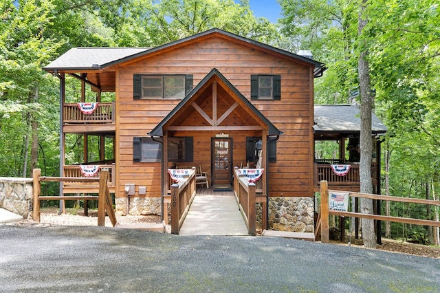 view of front of property featuring a balcony