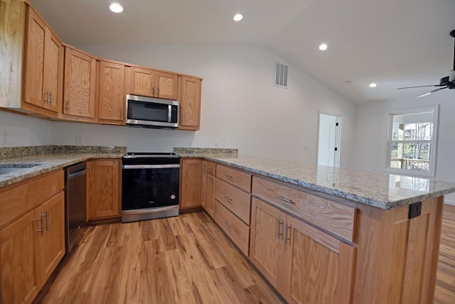 kitchen featuring kitchen peninsula, light wood-type flooring, stainless steel appliances, vaulted ceiling, and ceiling fan