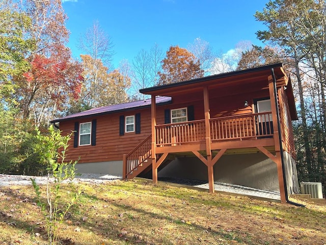 view of front of home featuring a front lawn and a wooden deck