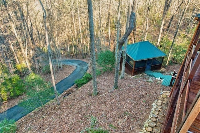 view of yard featuring an outbuilding