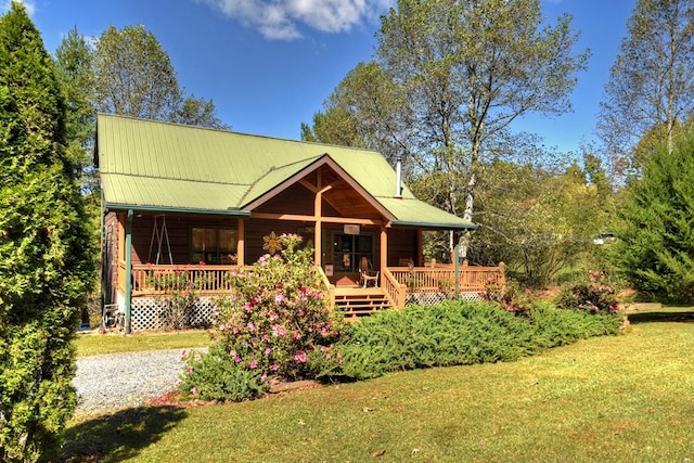 view of front of home featuring a front yard