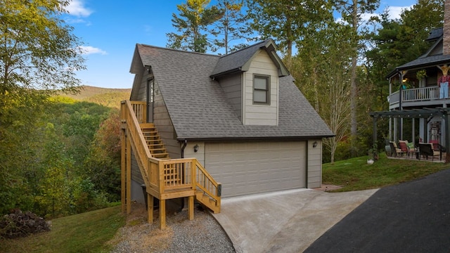 view of front of home featuring a garage and a front yard