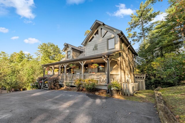 view of front of home featuring a porch