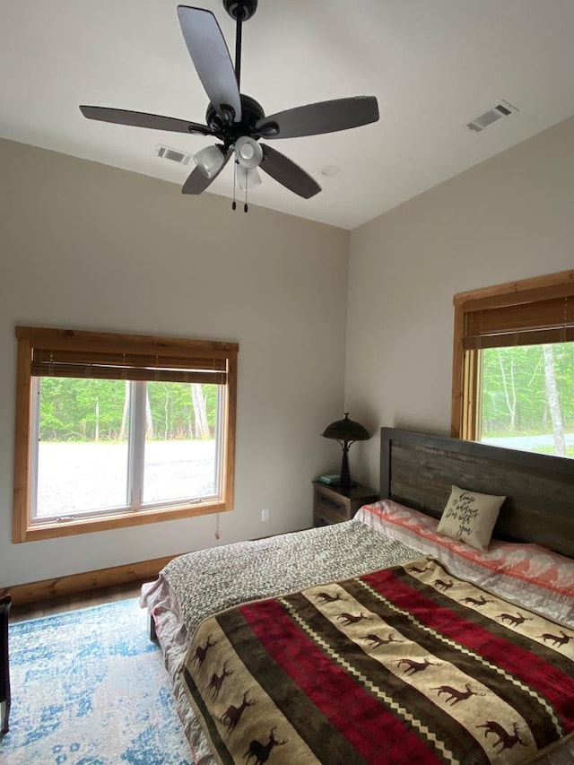 bedroom with ceiling fan