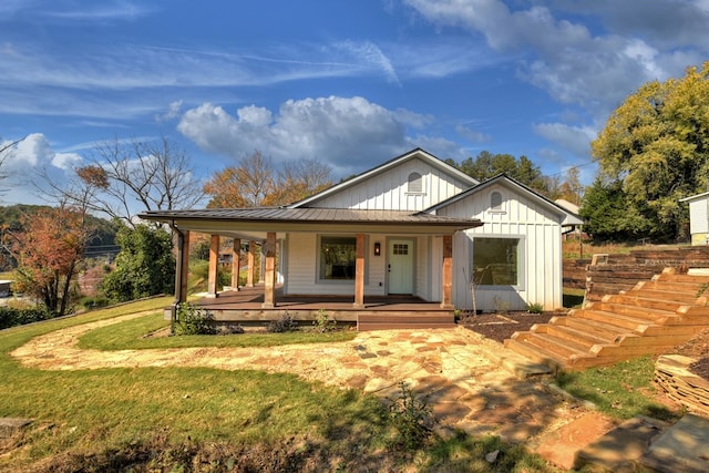 view of front of house featuring covered porch and a front lawn